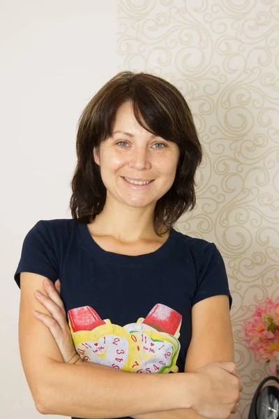 Portrait Smiling Young Woman Her Arms Crossed — Stock Photo, Image