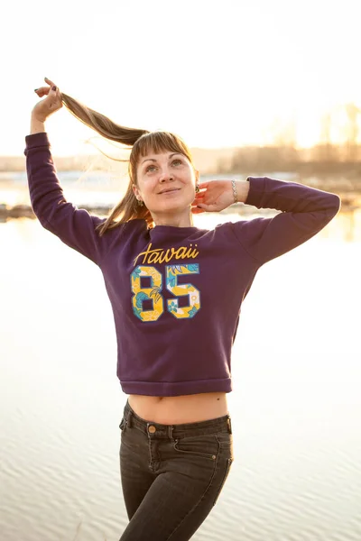 Foto Una Giovane Bionda Con Capelli Lunghi Posa Vicino Fiume — Foto Stock