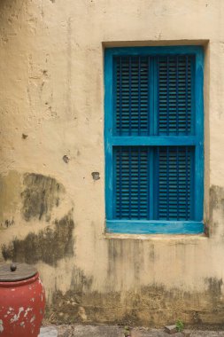 Zanzibar Afrika 'da, sarı bir duvarda mavi panjurlar..