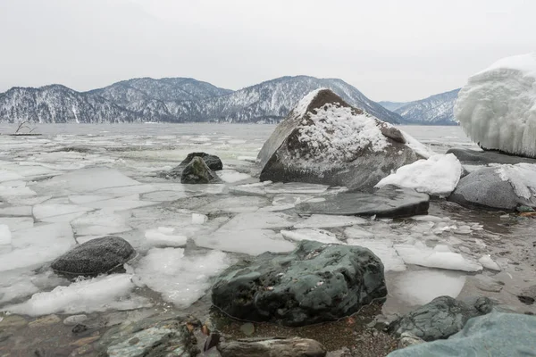 Ontdooid Lake Teletskoye Winter Rusland Altai Krai — Stockfoto