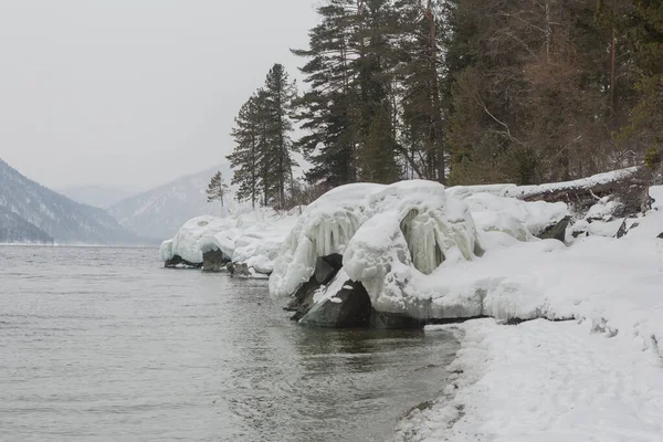 冬は氷結していないテレスコエ湖 ロシア アルタイ地方 — ストック写真