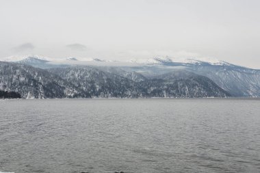 Kışın Teletskoye Gölü 'nde çözüldü. Rusya Altai Krai.