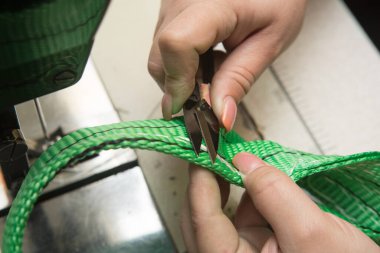 Endüstriyel dikiş makinesi ağ askısı dikiyor. Tekstil askısı ve kravat askısı üretimi