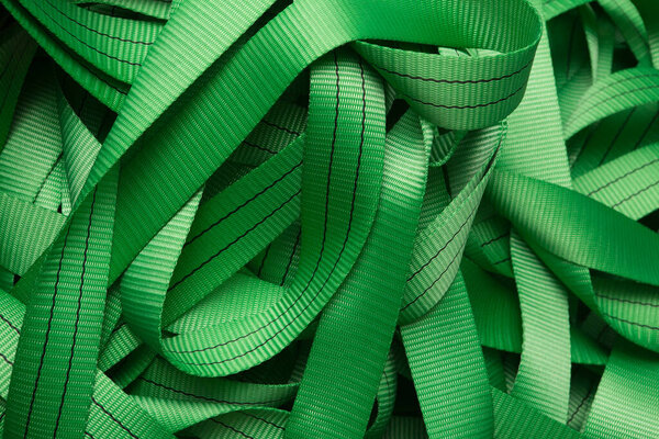 Промышленная швейная машина шьет стропу. Производство текстильных строп и стяжек