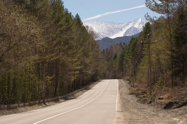 Straße Die Zum Verschneiten Berg Führt — Stockfoto