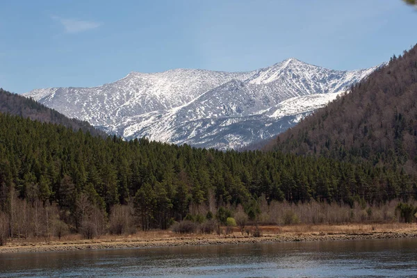 晴れた日には 余生川 雪の山や森の雰囲気の美しい景色 — ストック写真