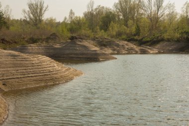 Kum ocağı, lagün sanayi dağları manzarası.