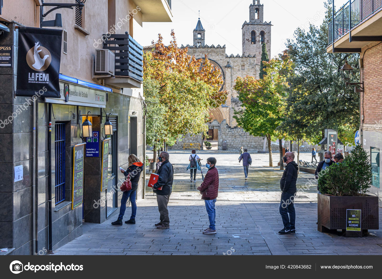 カタロニア　スペイン　2020年10月23日　Valles　Sant　Del　Cugat　宝くじショップの前にマスクをつけている人