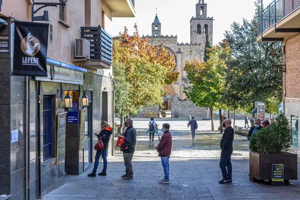 Sant Cugat del Valles- Katalonya, İspanya - 10 / 23 / 2020: insanlar piyango dükkanının önünde kuyruk tutuyorlar