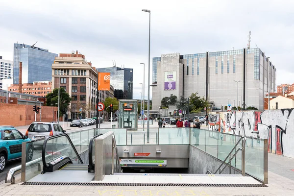 Sabadell, İspanya - 7 Aralık 2020: Creu Alta metro istasyonuna giriş