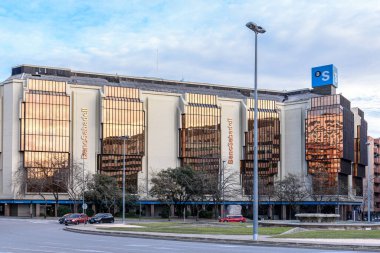 Sabadell - Katalonya, İspanya - 16 Ocak 2021: Banc Sabadell merkez binasının ana birliği