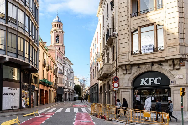 Sabadell - Katalonya, İspanya - 31 Ocak 2021: Placa de l 'Angel Meydanı kavşağından Via Massague Bulvarı ve ön plandaki Kentucky Fried Chicken restoranı