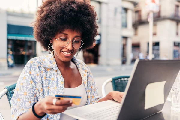 Afro american young woman paying online shopping with her credit card — Stock Photo, Image