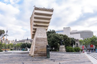 İspanya 'nın Barcelona kentindeki Placa Katalonya Meydanı' nda Francesc Macia anıtı