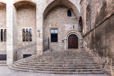 Barselona gotik bölgesindeki Placa del Rei 'deki Palau Reial Major' ın giriş ve merdivenlerinin detayları.