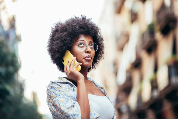 Πορτραίτο μιας Αφρικάνας που μιλάει στο τηλέφωνο στο δρόμο. — Φωτογραφία Αρχείου