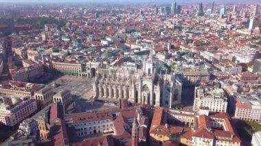 COVID-19 salgını sırasında Milano, İtalya 'da günlük yaşam. Milano, İtalyan şehri ve koronavirüs salgını. Piazza Duomo 'nun hava manzarası. Gökyüzünde uçan insansız hava aracından görülen tarihi anıt ve dini bina.