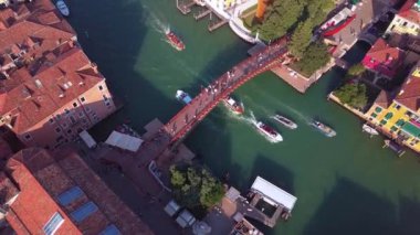 İkonik ve benzersiz Büyük Kanal 'ın İtalya' nın yüksek irtifasından Venedik 'i geçişini gösteren hava aracı videosu..