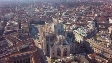 COVID-19 salgını sırasında Milano, İtalya 'da günlük yaşam. Milano, İtalyan şehri ve koronavirüs salgını. Piazza Duomo 'nun hava manzarası. Gökyüzünde uçan insansız hava aracından görülen tarihi anıt ve dini bina.