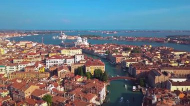 İkonik ve benzersiz Büyük Kanal 'ın İtalya' nın yüksek irtifasından Venedik 'i geçişini gösteren hava aracı videosu..