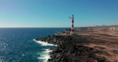 Hava görüntüsü. Tenerife, Kanarya Adaları, İspanya 'daki Deniz feneri Faro de Rasca. Atlantik Okyanusunun Vahşi Kıyısı.