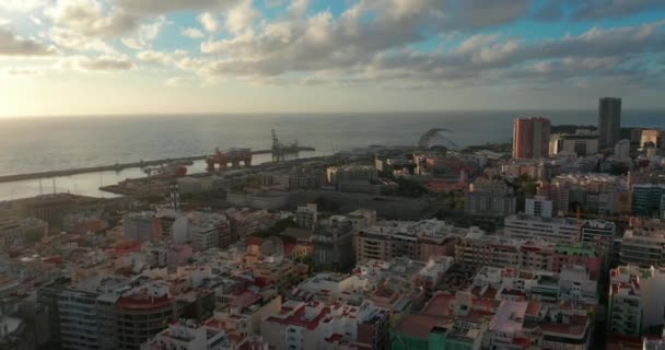 Luchtfoto 's. Stad Santa Cruz de Tenerife bij zonsondergang. De hoofdstad van de Canarische Eilanden in Spanje. Een stad aan de oceaan. — Stockvideo