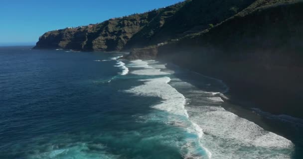 Hava görüntüsü. Volkanik Kıyı ve Dalgalar Üzerinde Uçmak, Tenerife. — Stok video