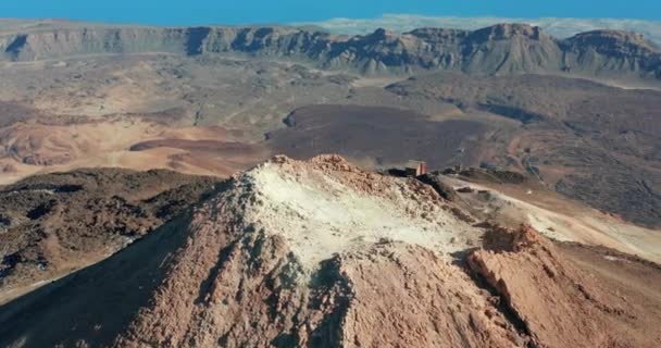 Veduta aerea del cratere vulcanico. Filmati aerei. All'interno del cratere vulcanico fumo bianco. Teide. — Video Stock