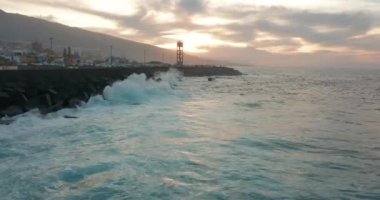 Hava görüntüsü. Dalgalar ve tehlikeli kayalar, Puerto de la Cruz, Tenerife, Kanarya Adaları, İspanya.