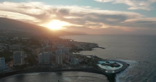 Puerto de la Cruz v Tenerife při západu slunce, krásný letecký pohled. — Stock video