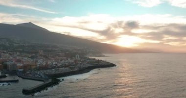 Hava görüntüsü. Tenerife Adası, Kanarya Adaları 'ndaki Puerto de la Cruz şehrinin Panorama manzarası.