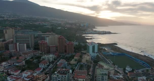 Letecký pohled na Puerto de la Cruz, město na severním pobřeží Tenerife, Kanárské ostrovy, Španělsko. — Stock video