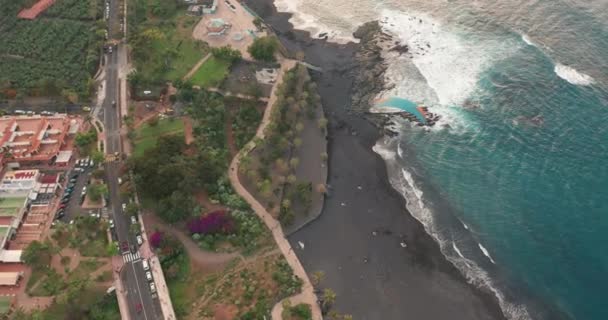 Parapente extremo volando contra un océano de edificios de gran altura y al atardecer naranja. Hombre con instructor vuela con paracaídas. — Vídeo de stock