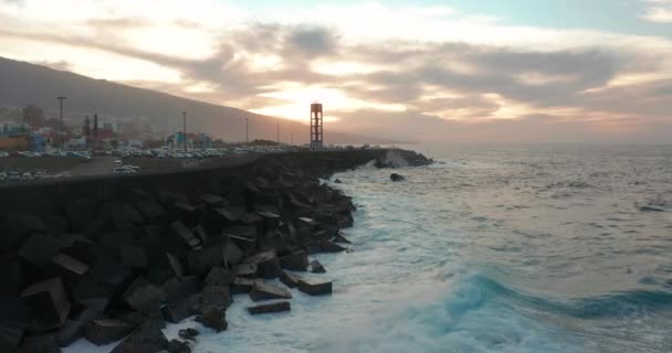 Flygfoto. Bryta vågor och farliga klippor, Puerto de la Cruz, Teneriffa, Kanarieöarna, Spanien. — Stockvideo