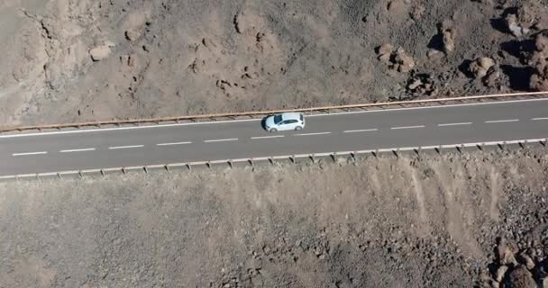 Pemandangan udara. Mobil listrik di jalan raya di padang pasir. Konsep dari masa depan. — Stok Video