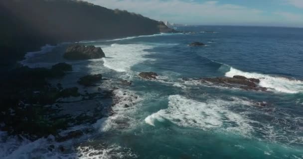 Hava görüntüsü. Güneşli bir günde okyanusun ve kıyıların güzel manzarası, Tenerife. — Stok video