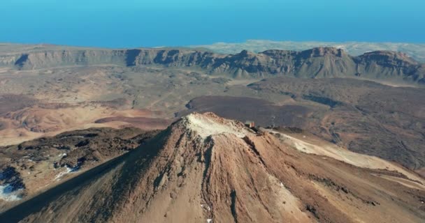 Górski krater wulkaniczny. Widok z lotu ptaka na krater wulkaniczny. — Wideo stockowe