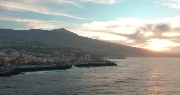 Puerto de la Cruz v Tenerife při západu slunce, krásný letecký pohled. — Stock video