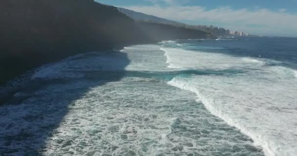Hava görüntüsü. Volkanik Kıyı ve Dalgalar Üzerinde Uçmak, Tenerife. — Stok video