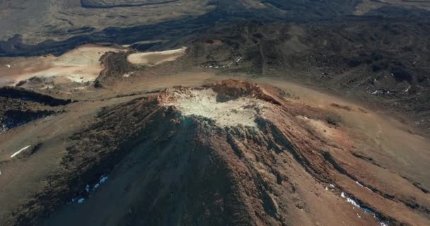 Letecký pohled na kráter sopky. Letecké záběry. Uvnitř sopečného kráteru bílý kouř. Teide. — Stock video