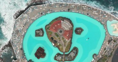 Hava görüntüsü. Martianez Havuzları ve Tenerife 'deki Puerto de la Cruz Gölü.