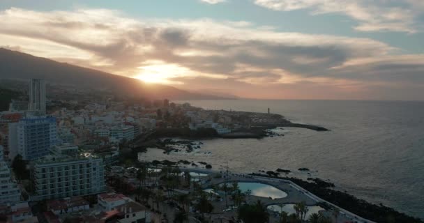 Letecký pohled. Pohled na město Puerto de la Cruz na ostrově Tenerife, Kanárské ostrovy, Španělsko. — Stock video