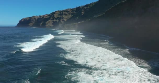 Vista aérea. Voando sobre a costa vulcânica e ondas, Tenerife. — Vídeo de Stock