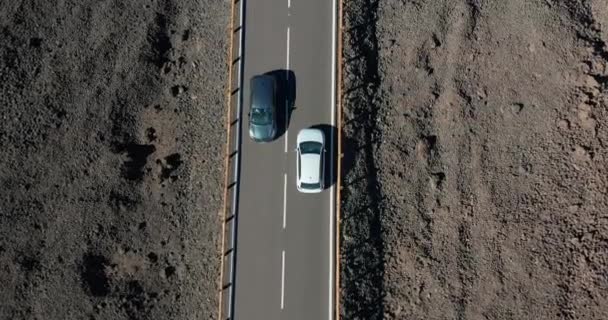 Luftaufnahme. Autofahren in vulkanischer Felswüstenlandschaft. — Stockvideo