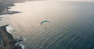 Gökyüzünde bir paraglider ile uçmak. Paragliding, ekstrem spor.