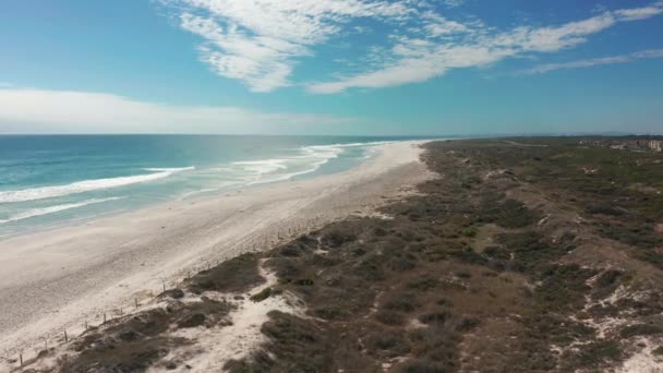 CAPE TOWN, SOUTH AFRICA - Aerial moving along the shore eline of Big Bay, Cape Town, Dél-Afrika. — Stock videók