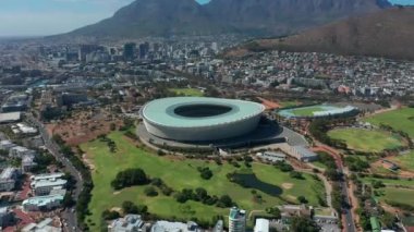 Güneşli bir günde Cape Town, Güney Afrika 'da Signal Hill, Cape Town şehir merkezi kasesi, Table Bay, futbol stadyumu ve masa dağının hava manzaralı manzarası..