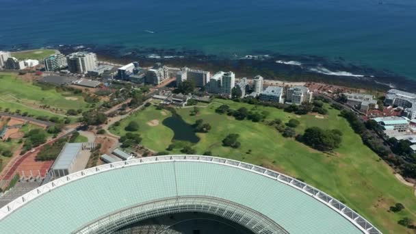 Повітряне відео Сценічний вигляд Signal Hill, Центральна чаша Кейптауна, вигляд Столової затоки, футбольний стадіон і Столова гора на задньому плані в Кейптауні, Південна Африка в сонячний день. — стокове відео