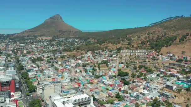 Landschaftlich reizvolle Drohne aus der Luft, aufgenommen über dem Zentrum von Kapstadt, Südafrika, mit einem malerischen Blick auf den Hafen und das Geschäftsviertel in der Innenstadt. Blick auf Bo-Kaap, Zonnebloem, Oranjezicht und den Tafelberg. — Stockvideo