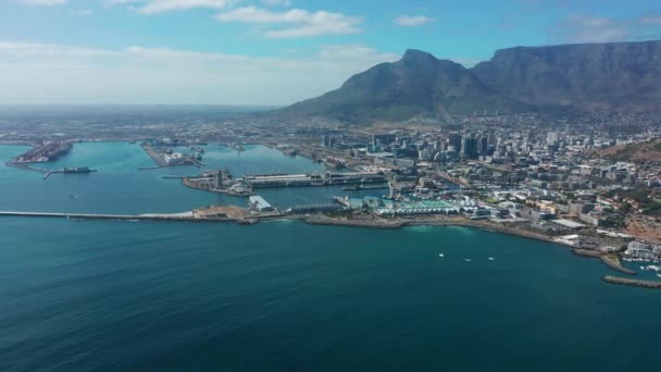 Tembakan udara lebar pelacakan maju ke kota Cape Town selama matahari terbit spektakuler dengan Gunung Meja di latar belakang. — Stok Video